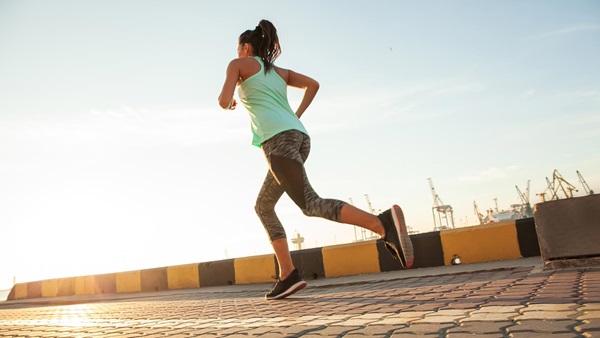 muchacha corriendo